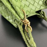 2025年7月7日入荷新作  Bottega Venetaintrecciato  mini   Bottega Veneta  knot   796569 Size21X17X16.5cm  極品/正規品同様/人気/革/バッグ/AJ工場