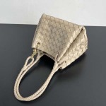 2025年7月7日入荷新作  Bottega Venetaintrecciato  mini   Bottega Veneta  knot   796569 Size21X17X16.5cm  極品/正規品同様/人気/革/バッグ/AJ工場