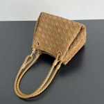 2025年7月7日入荷新作  Bottega Venetaintrecciato  mini   Bottega Veneta  knot   796569 Size21X17X16.5cm  極品/正規品同様/人気/革/バッグ/AJ工場