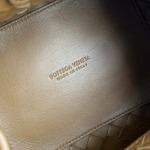 2025年7月7日入荷新作  Bottega Venetaintrecciato  mini   Bottega Veneta  knot   796569 Size21X17X16.5cm  極品/正規品同様/人気/革/バッグ/AJ工場