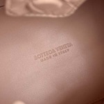 2025年7月7日入荷新作  Bottega Venetaintrecciato  mini   Bottega Veneta  knot   796569 Size21X17X16.5cm  極品/正規品同様/人気/革/バッグ/AJ工場