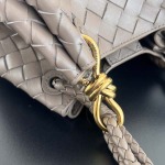 2025年7月7日入荷新作  Bottega Venetaintrecciato  mini   Bottega Veneta  knot   796569 Size21X17X16.5cm  極品/正規品同様/人気/革/バッグ/AJ工場