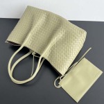 2025年7月7日入荷新作 Bottega Veneta 新作 小号Ciao Ciao  835835     SIZE:26x19x10.5 極品/正規品同様/人気/革/バッグ/AJ工場