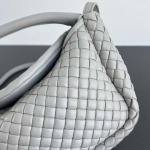 2025年7月7日入荷新作 Bottega Veneta 新作    805739     SIZE:23*11*8 極品/正規品同様/人気/革/バッグ/AJ工場