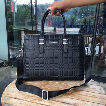2025年9月5日入荷新作Burberry/人気/本革/バッグ 人気 おすすめ 父の日 誕生日/ギフト プレゼント 結婚式男友達の誕生日プレゼント