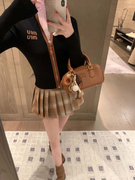 2025年9月26日入荷秋冬新作MIUMIUニットファッション/誕生日プレゼント/贈り物 can工場