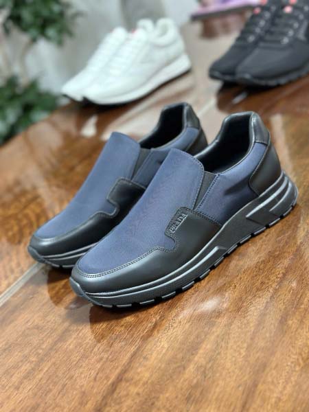 2025年9月17日入荷新品Pradaカジュアルシューズ/ス...