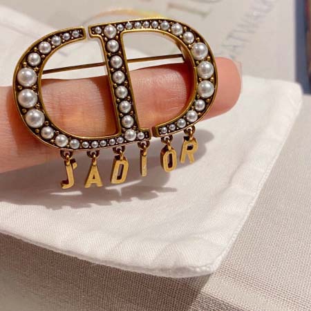 2025年9月26日入荷新品Diorブローチギフト/誕生日/...