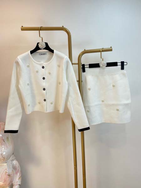 2025年9月26日入荷秋冬新作 miumiuニットのセータ...