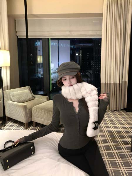 SAINT LAUREN*パッチワークレース偽の2枚のvネック長袖Tシャツ女性の秋の細身の腰にぴったりです