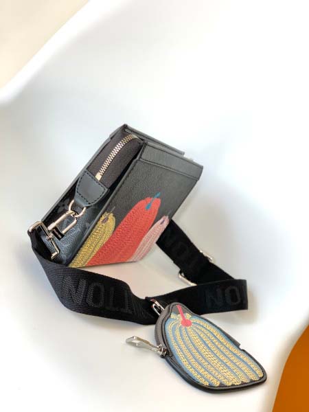 2025年12月9日入荷Louis Vuitton バッグM81972 LV x YK GASTON LV x YK Gaston x Monogram Eclipse Reverse 22 x 14.5 x 4.5 D  高品質新作/誕生