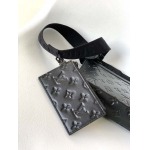 2025年12月9日入荷Louis Vuitton バッグM81115 Gaston Wearable Wallet Pochette Voyage Monogram Shadow 22.0 x 14.5 x 4.5 高品質新作/誕生日プレ