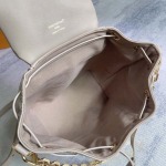 2025年12月9日入荷Louis Vuitton バッグM13357 M13358 Coussin Backpack Coussin Monogram LV Coussin 26 x 10 x 21  高品質新作/誕生日プレゼント/ZC工