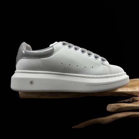 2026年1月10日入荷新品Alexander McQueen人気 スニーカー男女兼用/誕生日プレゼント/XH工場