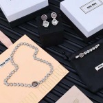 2026年2月5日入荷新品miumiuヘアピンギフト/誕生日/記念品/アクセサリーxin工場